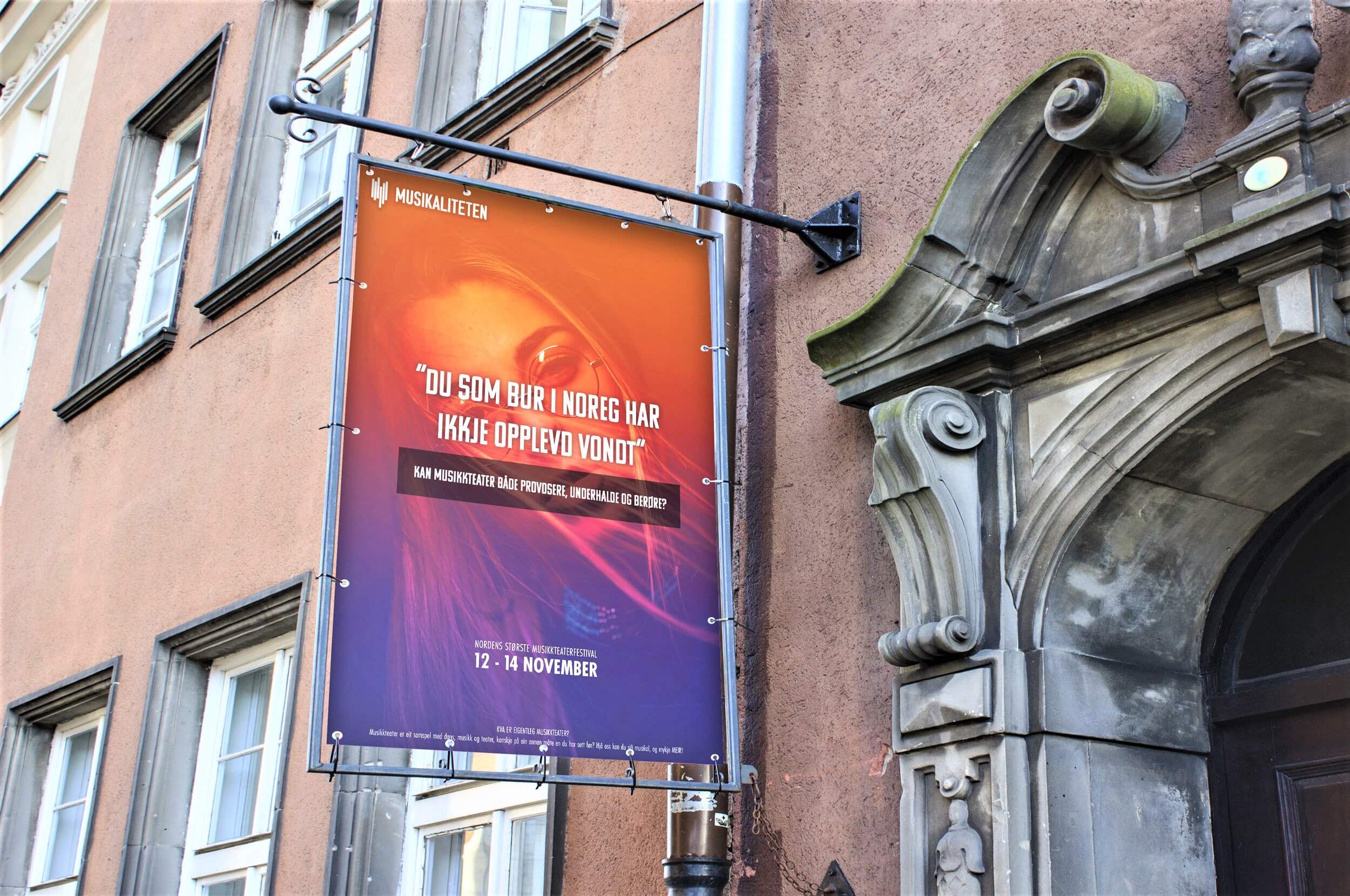 PF-Musikaliteten-Poster-realistisk-mockup-ute